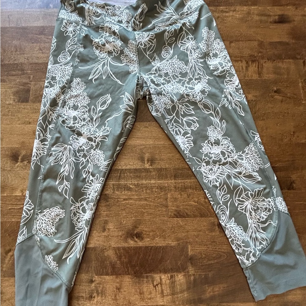 Vogo Athletica 3/4 length leggings, ankle detail, sz XL